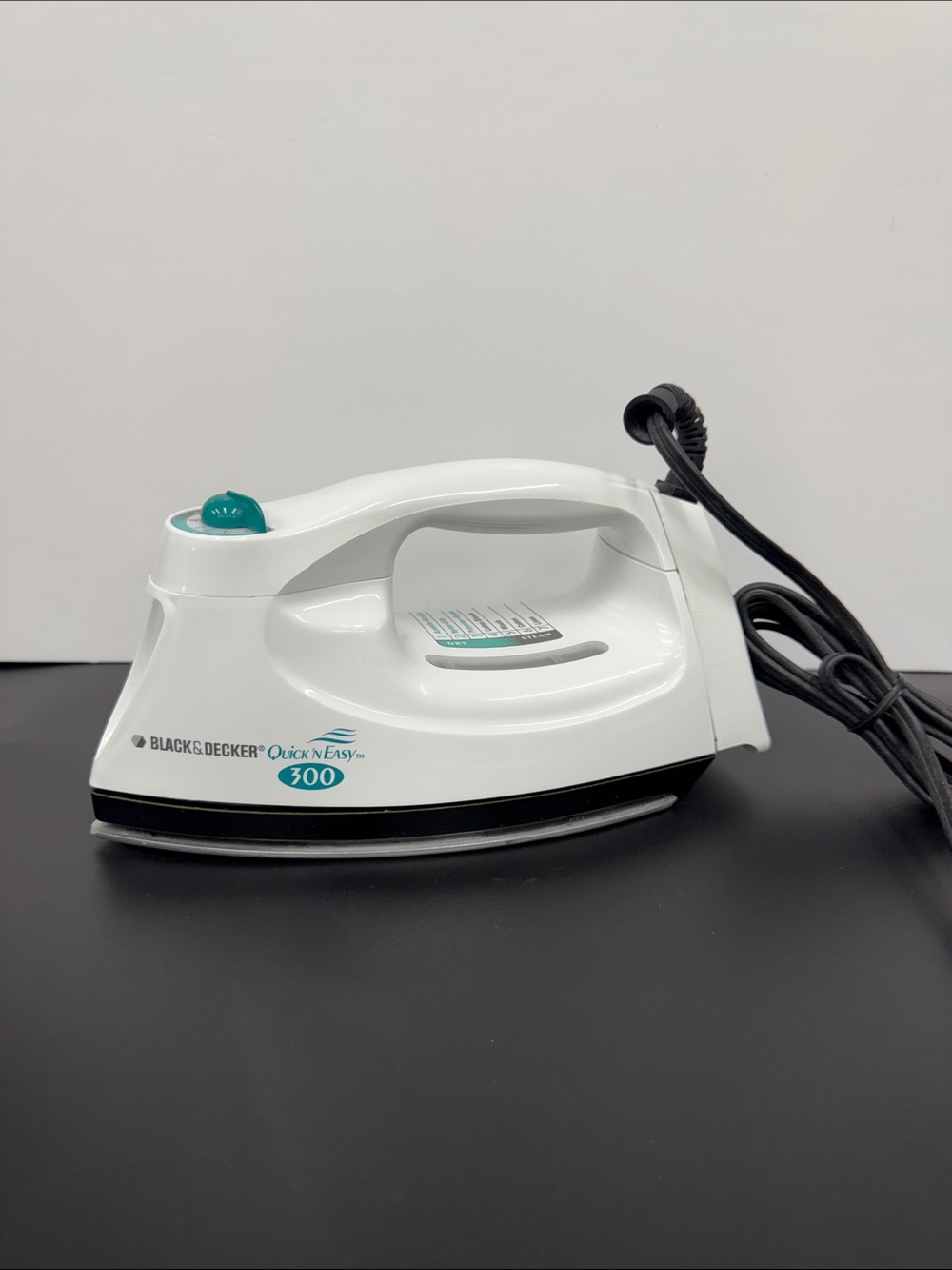 NEW Black & Decker Quick’n Easy 300 White and Teal Steam Iron